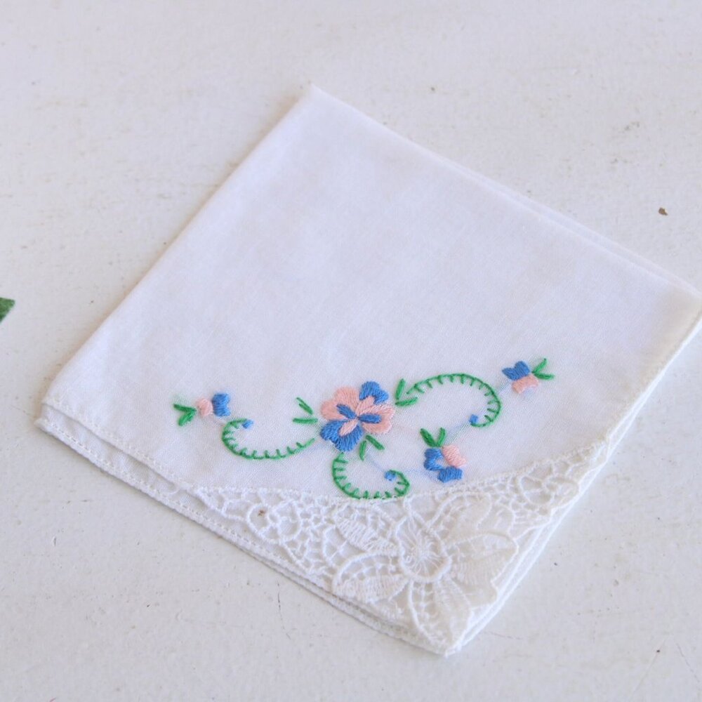 Vintage 1940s 1950s Handkerchief White Lace And Floral Embroidered Corner Hankie